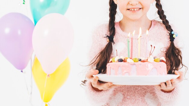 Улыбающаяся девушка с тортом ко дню рождения