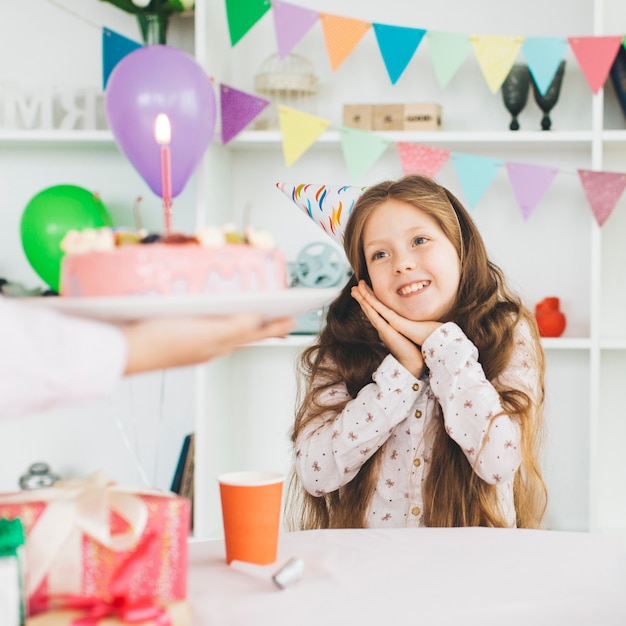 Foto gratuita ragazza sorridente con una torta di compleanno