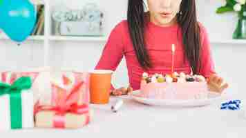 Free photo smiling girl with a birthday cake