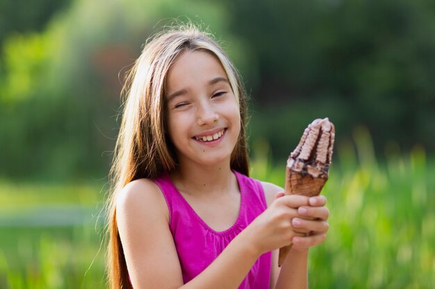 Улыбающаяся девушка с шоколадным мороженым