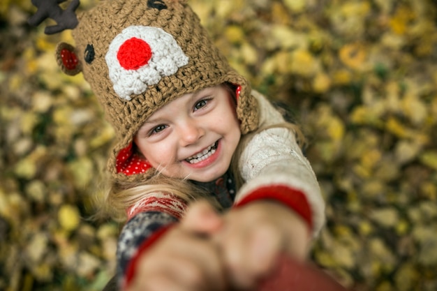 Free photo smiling girl with woolen cap