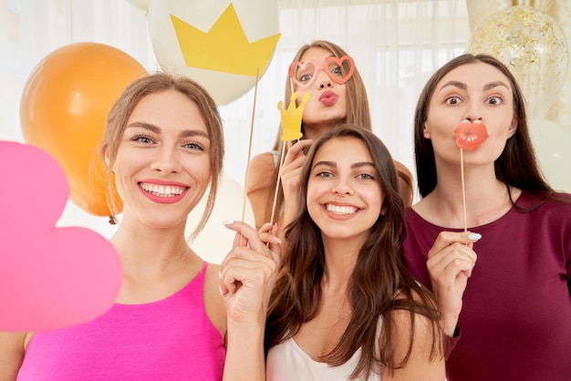 Foto gratuita amiche sorridenti che prendono selfie facendo facce