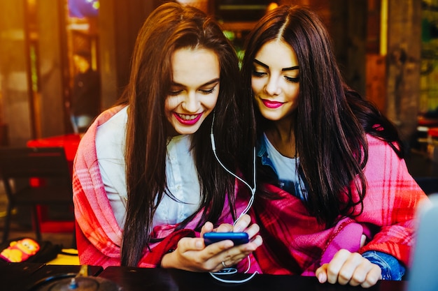 Sorridente ragazze che ascoltano la musica