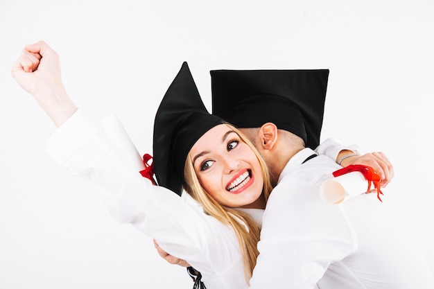 Foto gratuita donna di laurea sorridente che abbraccia con il fidanzato