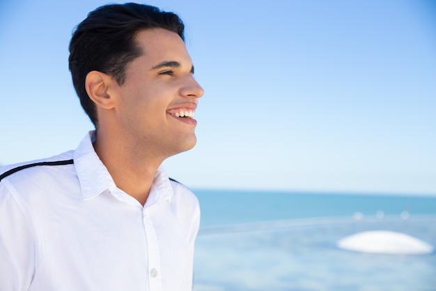 Ragazzo sorridente che posa all'aperto