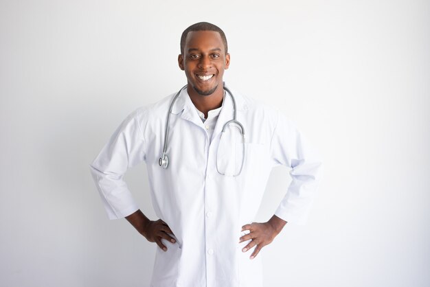 Улыбается красивый молодой черный врач-мужчина. Концепция медицины.