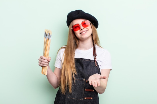 Foto gratuita sorridendo felicemente con amichevole e offrendo e mostrando un concetto