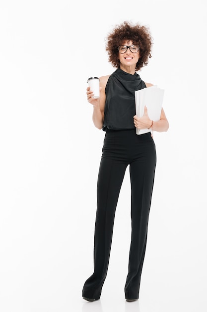 Free photo smiling happy businesswoman in formal wear