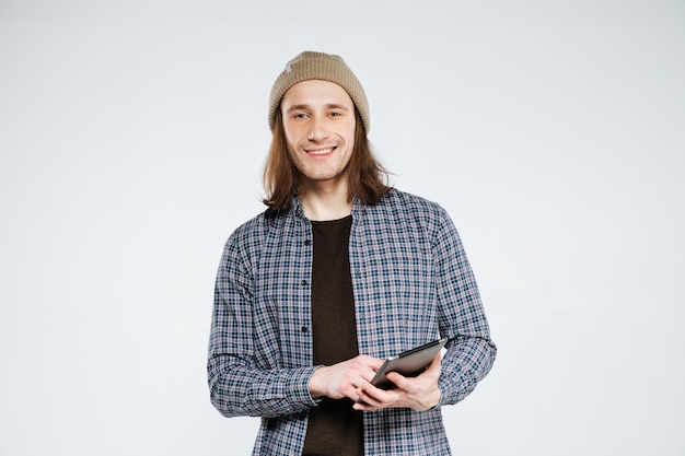Free photo smiling hipster holding tablet computer