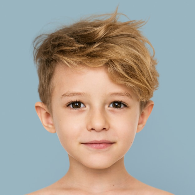 Бесплатное фото Улыбающийся маленький мальчик, портрет лица крупным планом
