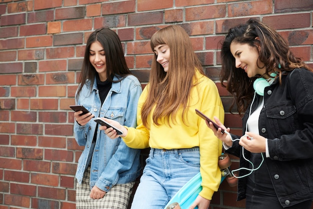 Sorridere molto mentre si usa il cellulare