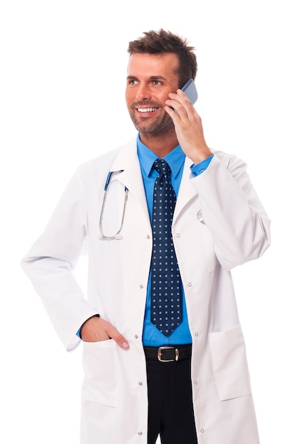 웃는 남자 의사가 휴대 전화에 대 한 얘기