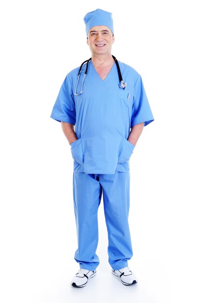聴診器で青い制服を着た笑顔の男性外科医