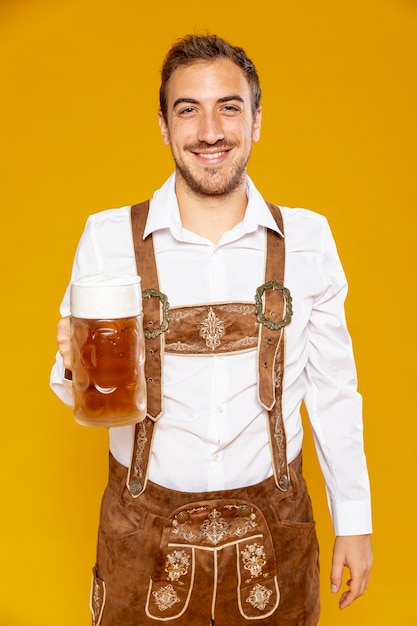 Улыбающийся мужчина держит пиво пинта