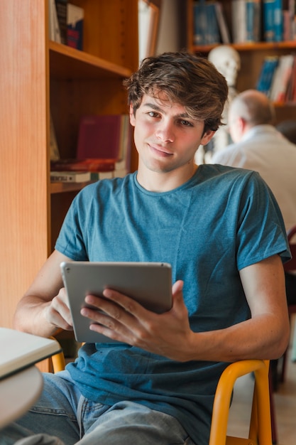 Free photo smiling man using tablet