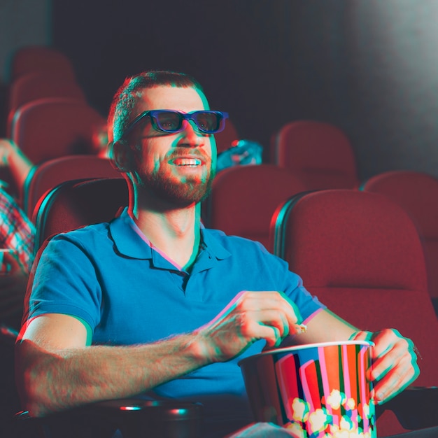 3D映画を見る笑顔の男