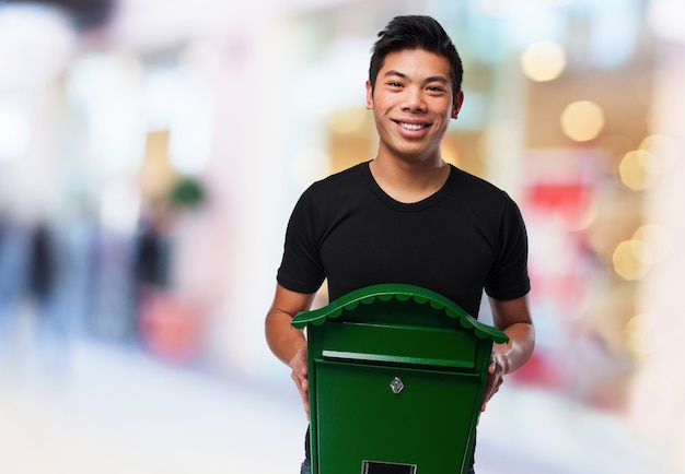 緑のメールボックスを持つ笑顔の男
