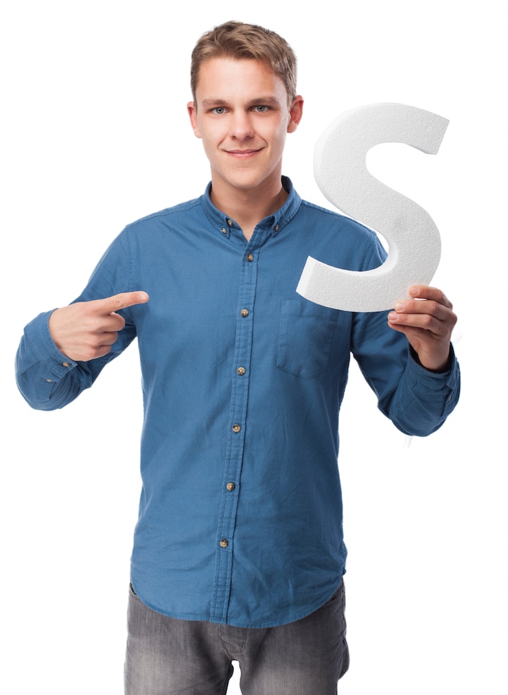免費 Photo 有字母"s"的微笑的人