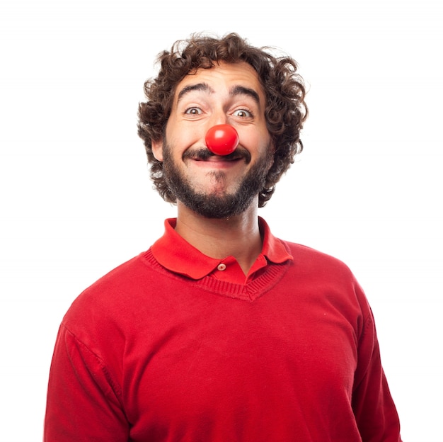 Foto gratuita uomo sorridente con un naso rosso