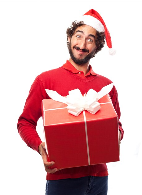 Улыбающийся человек с шляпу Санта и большой подарок