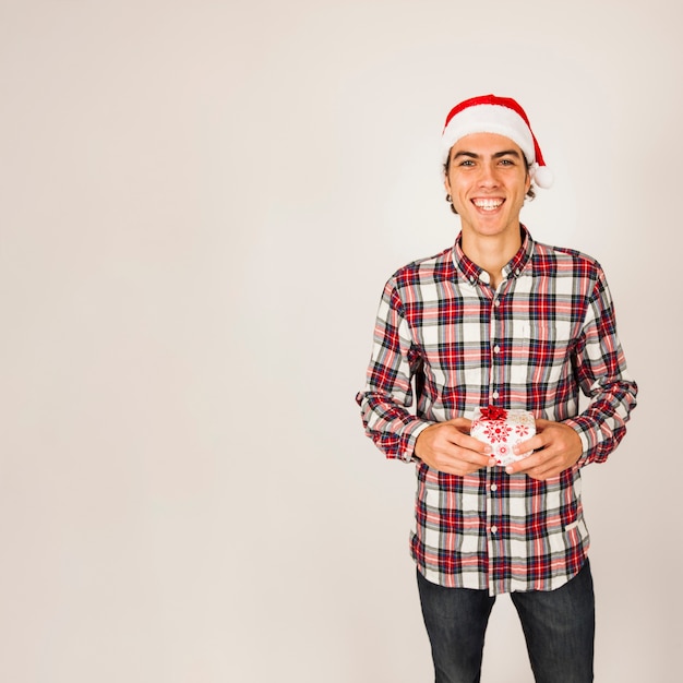 Free photo smiling man with small gift box