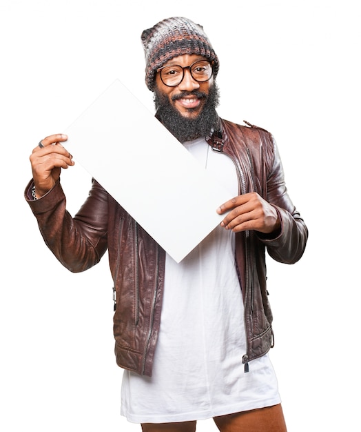 Uomo sorridente con un poster bianco