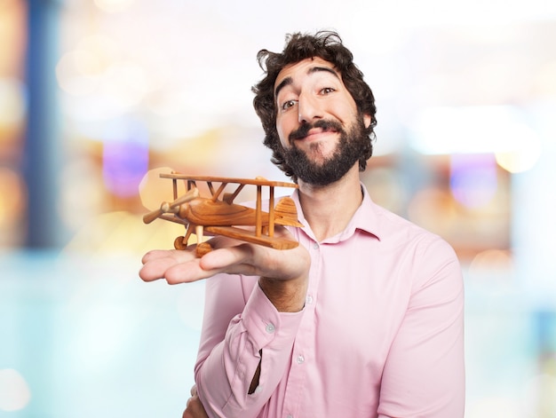 Uomo sorridente con un piano di legno