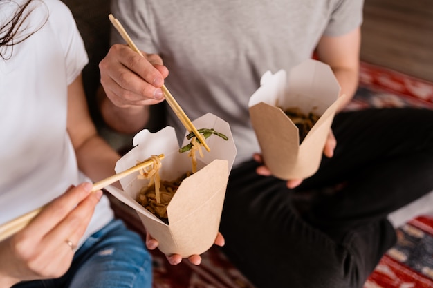 Free photo smiling man and woman having lunch together at home