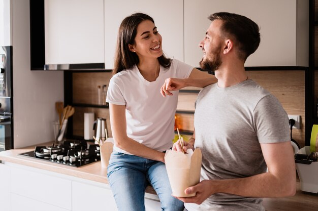 家で一緒に昼食を食べて笑顔の男と女