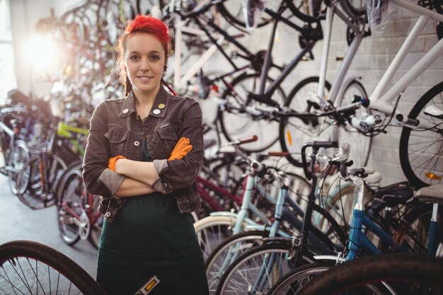 Free photo smiling mechanic standing with arms crossed