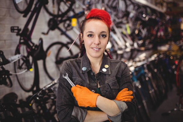 Free photo smiling mechanic standing with arms crossed