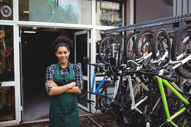 Free photo smiling mechanic standing with arms crossed