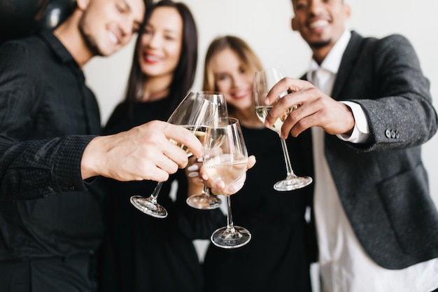 Free photo smiling men with wives during party