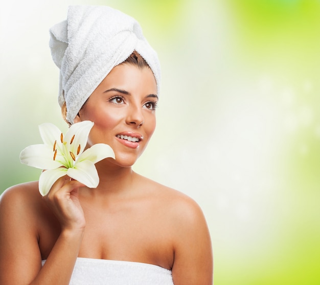 Free photo smiling model with towel and lily