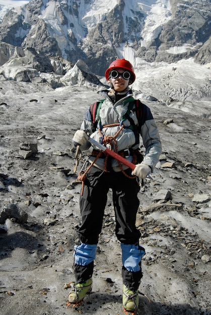 Бесплатное фото Улыбающийся альпинист
