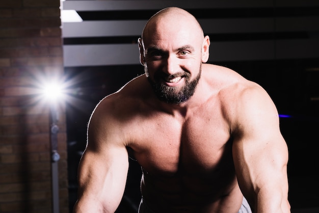 Free photo smiling muscular man