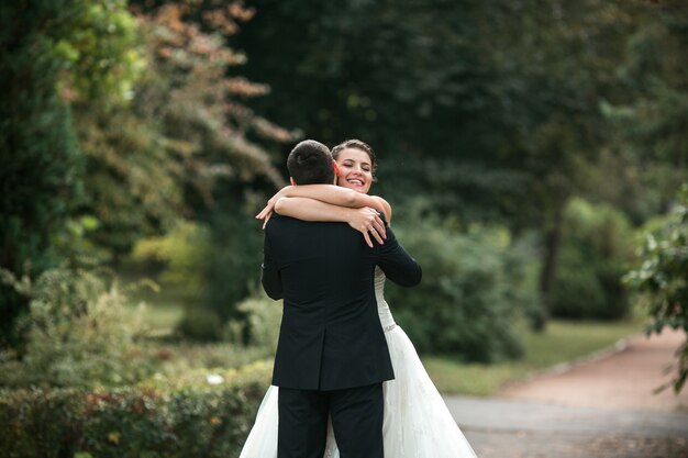 抱き合っ笑顔新婚夫婦