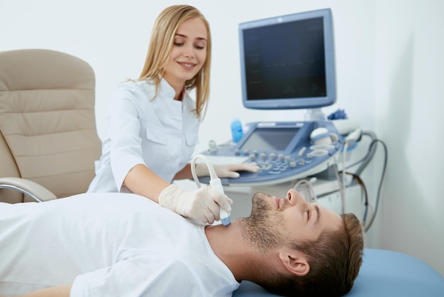 Улыбающаяся медсестра работает с пациентом на процедуре