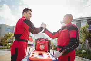 Free photo smiling paramedics standing with arms crossed