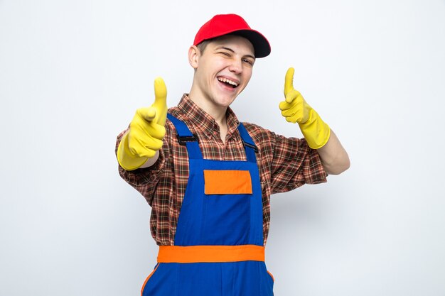 制服と手袋をしたキャップを身に着けている前の若い掃除人の笑顔のポイント