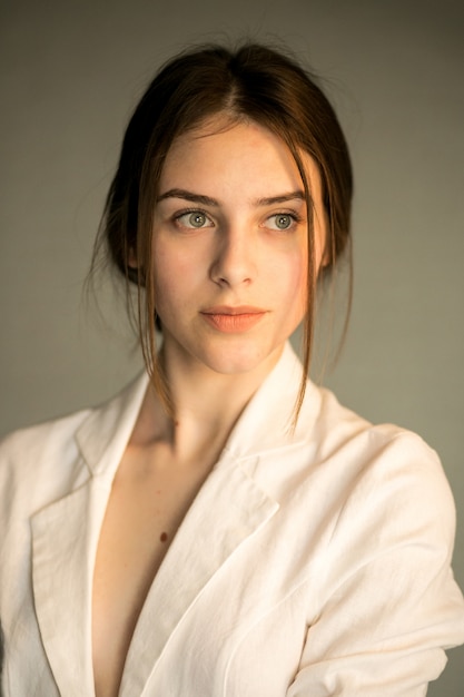 Free photo smiling portrait a studio woman