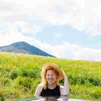 Foto gratuita sorridente donna dai capelli rossi in natura