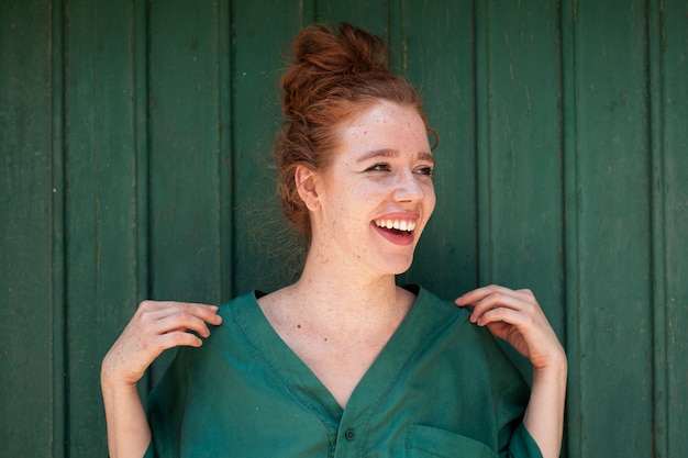 赤毛の女性の芸術的な肖像画の笑顔