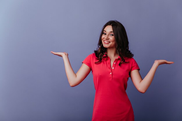 Smiling relaxed woman looking to camera with sincere smile. photo of interested white girl wears stylish casual dress.