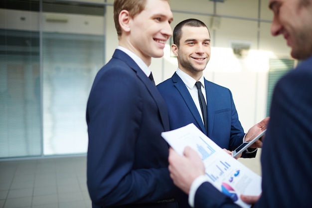 Foto gratuita sorridente specialista verifica della relazione finanziaria