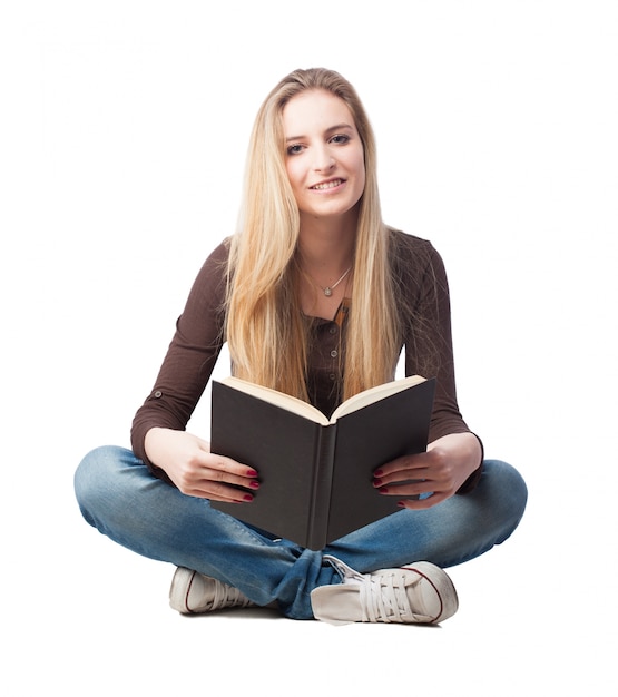 Foto gratuita sorridente studenti la lettura di un libro