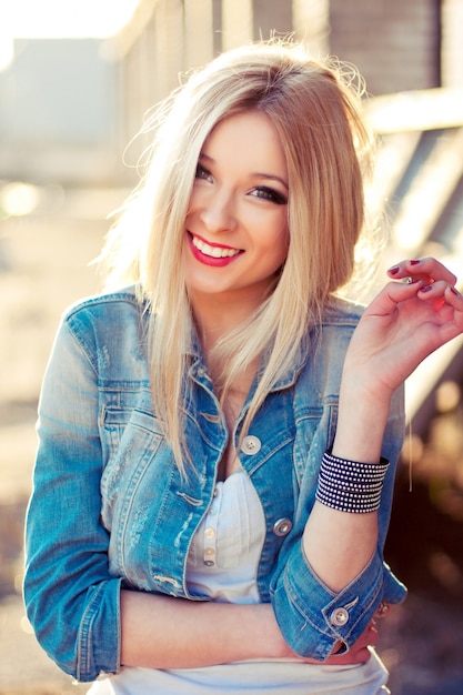 Foto gratuita adolescente sorridente con giacca di jeans