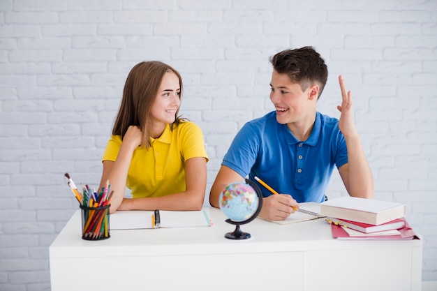 Adolescenti sorridenti alla lezione