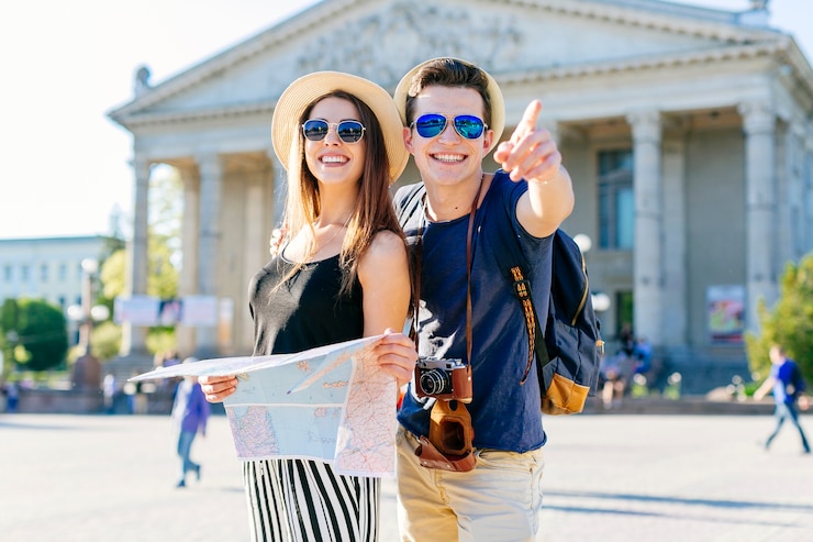 Free Photo smiling tourist couple sightseeing in city