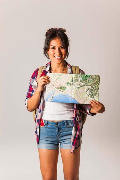 笑顔の観光客女性の地図
